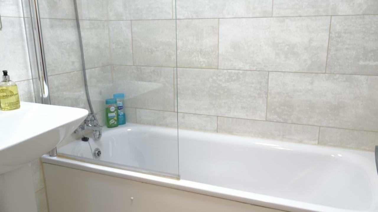 Luxury 2 Bed 2 Bath - Free Parking - 5Min To Airport - Sleeps 6 Lägenhet Ashford  Exteriör bild