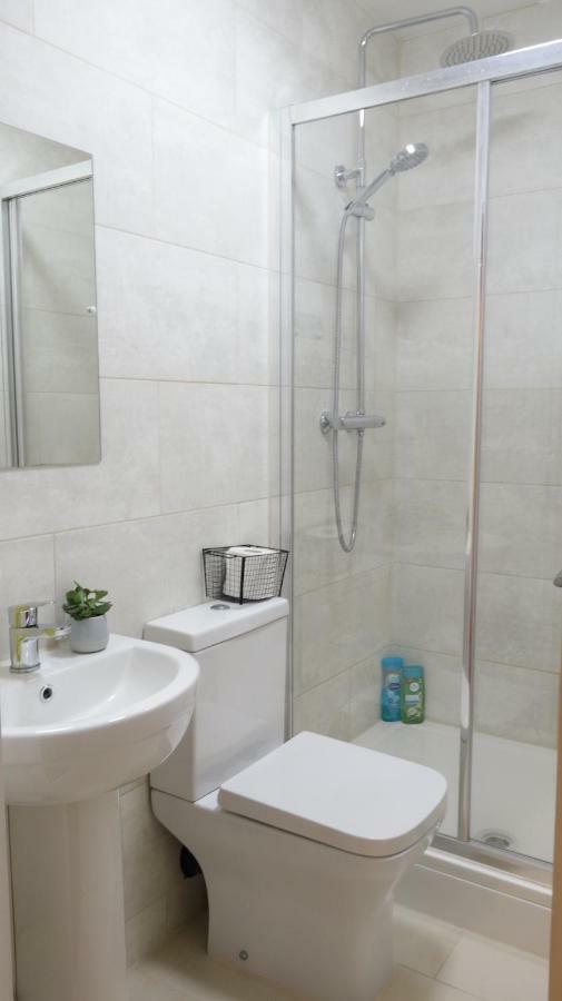 Luxury 2 Bed 2 Bath - Free Parking - 5Min To Airport - Sleeps 6 Lägenhet Ashford  Exteriör bild