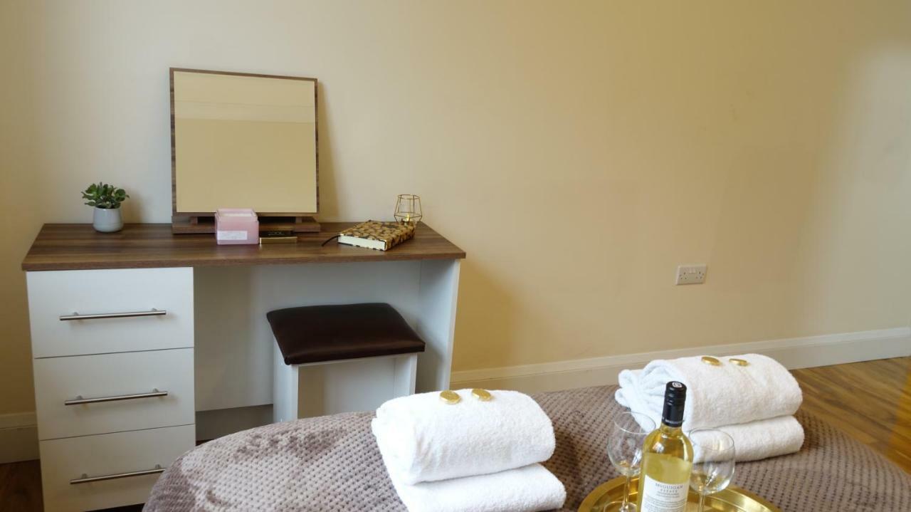 Luxury 2 Bed 2 Bath - Free Parking - 5Min To Airport - Sleeps 6 Lägenhet Ashford  Exteriör bild