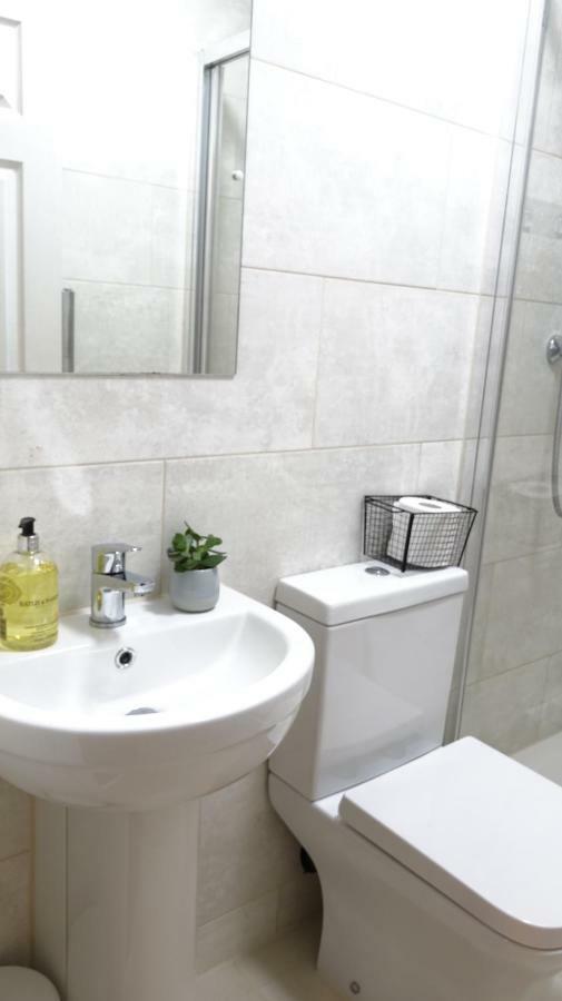Luxury 2 Bed 2 Bath - Free Parking - 5Min To Airport - Sleeps 6 Lägenhet Ashford  Exteriör bild